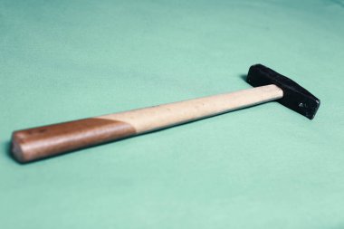 Eski model çekiç, marangozlar için bir zanaat aracı.