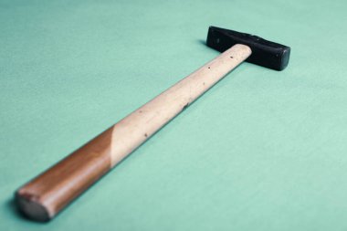 Eski model çekiç, marangozlar için bir zanaat aracı.