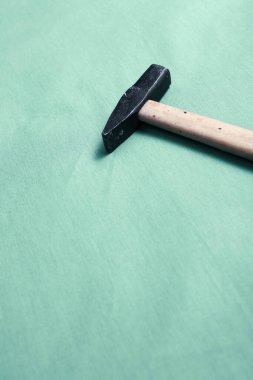 Eski model çekiç, marangozlar için bir zanaat aracı.