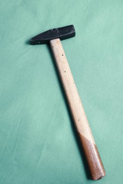 Eski model çekiç, marangozlar için bir zanaat aracı.