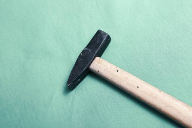 Eski model çekiç, marangozlar için bir zanaat aracı.