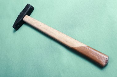 Eski model çekiç, marangozlar için bir zanaat aracı.