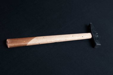 Eski model çekiç, marangozlar için bir zanaat aracı.