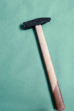 Eski model çekiç, marangozlar için bir zanaat aracı.
