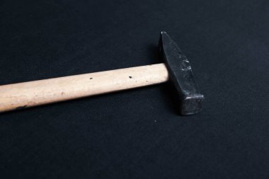 Eski model çekiç, marangozlar için bir zanaat aracı.