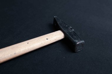 Eski model çekiç, marangozlar için bir zanaat aracı.