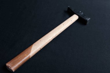 Eski model çekiç, marangozlar için bir zanaat aracı.