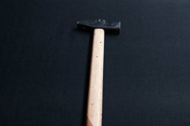 Eski model çekiç, marangozlar için bir zanaat aracı.