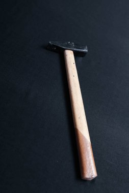 Eski model çekiç, marangozlar için bir zanaat aracı.