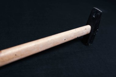 Eski model çekiç, marangozlar için bir zanaat aracı.