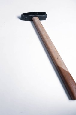 Eski model çekiç, marangozlar için bir zanaat aracı.