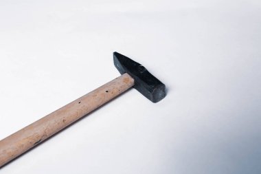 Eski model çekiç, marangozlar için bir zanaat aracı.