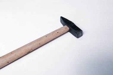 Eski model çekiç, marangozlar için bir zanaat aracı.