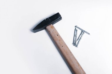 Eski model çekiç, marangozlar için bir zanaat aracı.