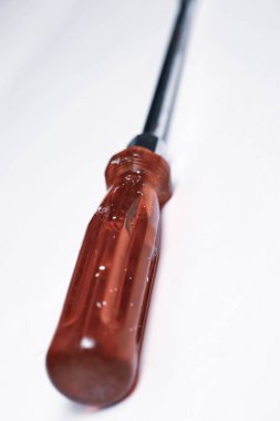 Plastik saplı tornavida.