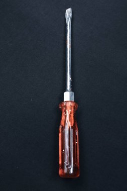 Plastik saplı tornavida.