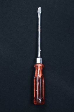 Plastik saplı tornavida.