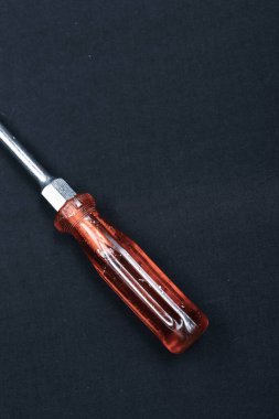 Plastik saplı tornavida.