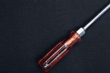 Plastik saplı tornavida.