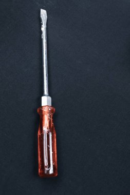 Plastik saplı tornavida.