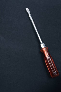 Plastik saplı tornavida.