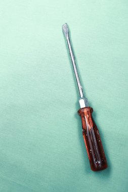 Plastik saplı tornavida.