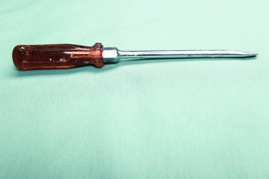 Plastik saplı tornavida.