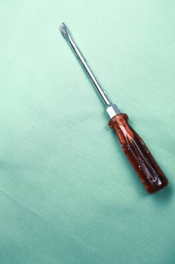 Plastik saplı tornavida.