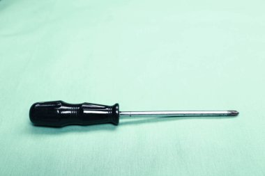 Plastik saplı tornavida.