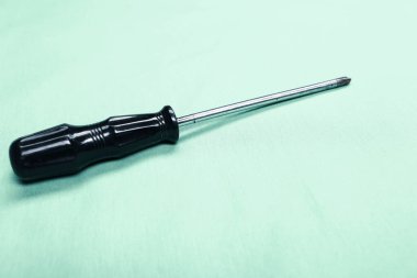 Plastik saplı tornavida.