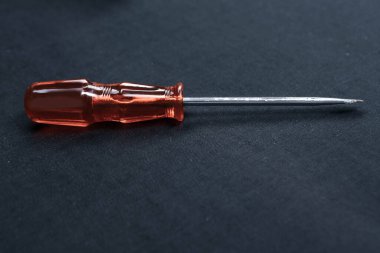 Plastik saplı tornavida.