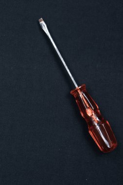 Plastik saplı tornavida.