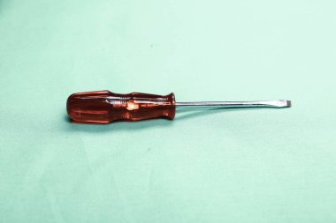 Plastik saplı tornavida.