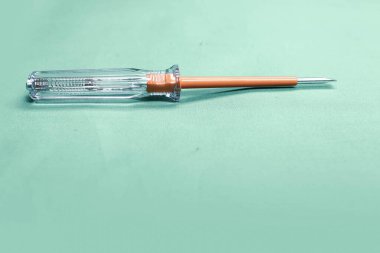 Plastik saplı tornavida.