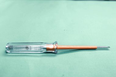 Plastik saplı tornavida.