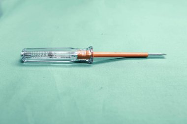 Plastik saplı tornavida.