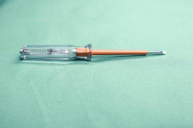 Plastik saplı tornavida.