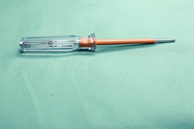 Plastik saplı tornavida.