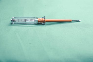 Plastik saplı tornavida.