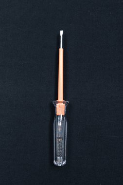 Plastik saplı tornavida.