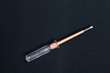 Plastik saplı tornavida.