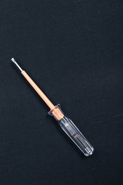 Plastik saplı tornavida.