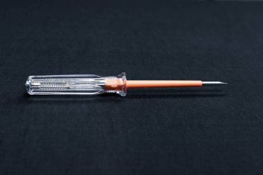 Plastik saplı tornavida.