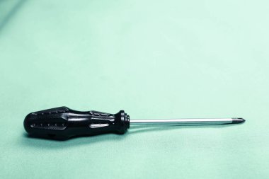 Plastik saplı tornavida.