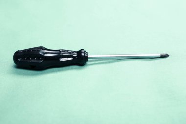 Plastik saplı tornavida.