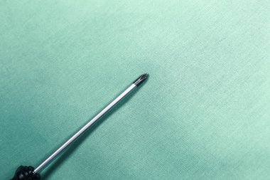 Plastik saplı tornavida.