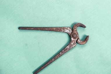 Bir çift paslı meme ucu.