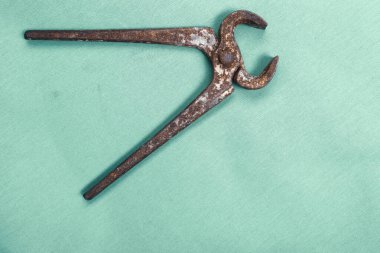 Bir çift paslı meme ucu.