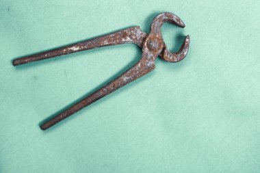 Bir çift paslı meme ucu.