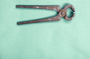 Bir çift paslı meme ucu.